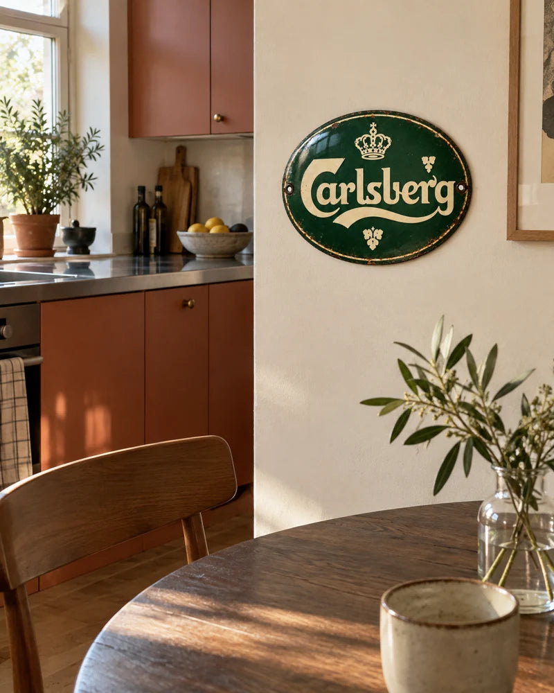 Sfeerimpressie: Carlsberg-emaillebord in een moderne keuken