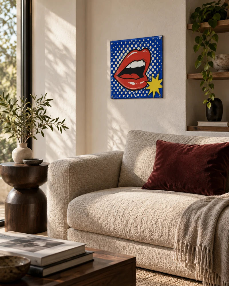 Concept-sfeerimpressie: popart op emaille in een moderne woonkamer