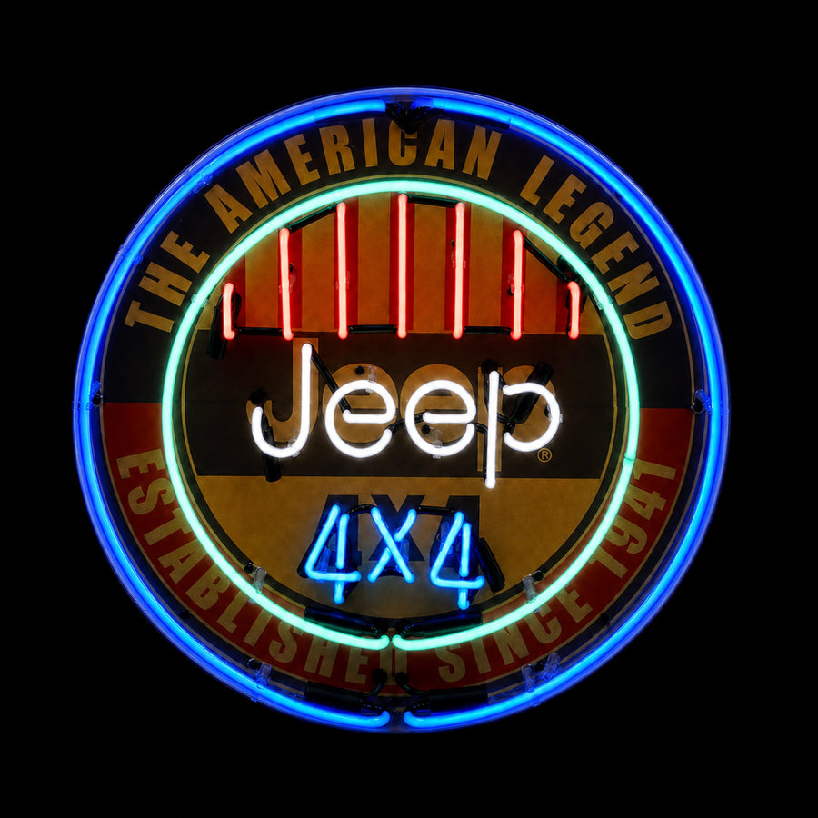 Rond Jeep American Legend 4x4 emaille neonbord van 60 cm met blauw, mintgroen, rood en wit neon aan, vooraanzicht