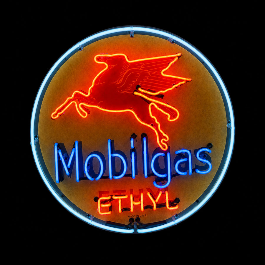 Rond Mobilgas Ethyl Pegasus emaille neonbord van 60 cm met cyanewitte, blauwe en roodoranje verlichting aan, vooraanzicht