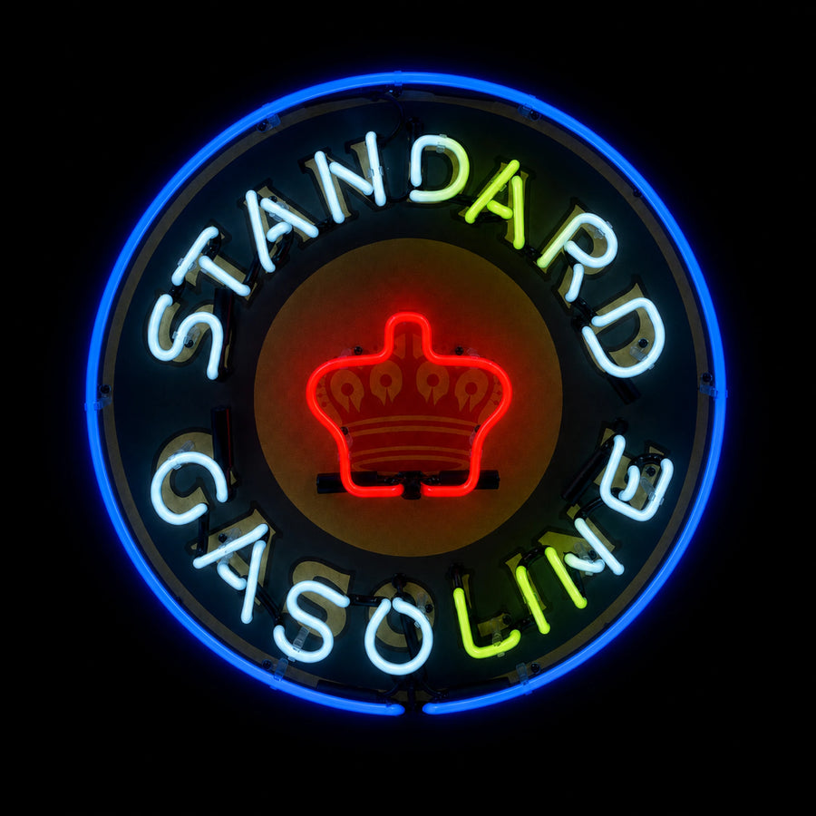 Rond Standard Gasoline Crown emaille neonbord van 60 cm met blauwe, witte, limegroene en rode verlichting aan, vooraanzicht
